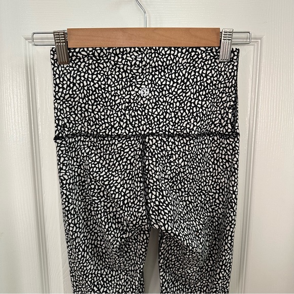 Lululemon Wunder Under Crop (Hi-Rise) Miss Mosaic Black size 4 - Picture 5 of 15